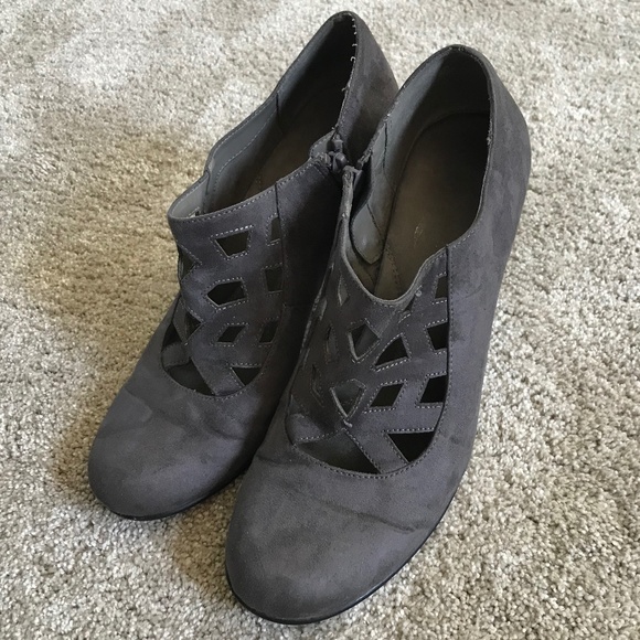 ☀️3/50$!! EUC Grey fabric Cut Out Cage Heels - Picture 1 of 9